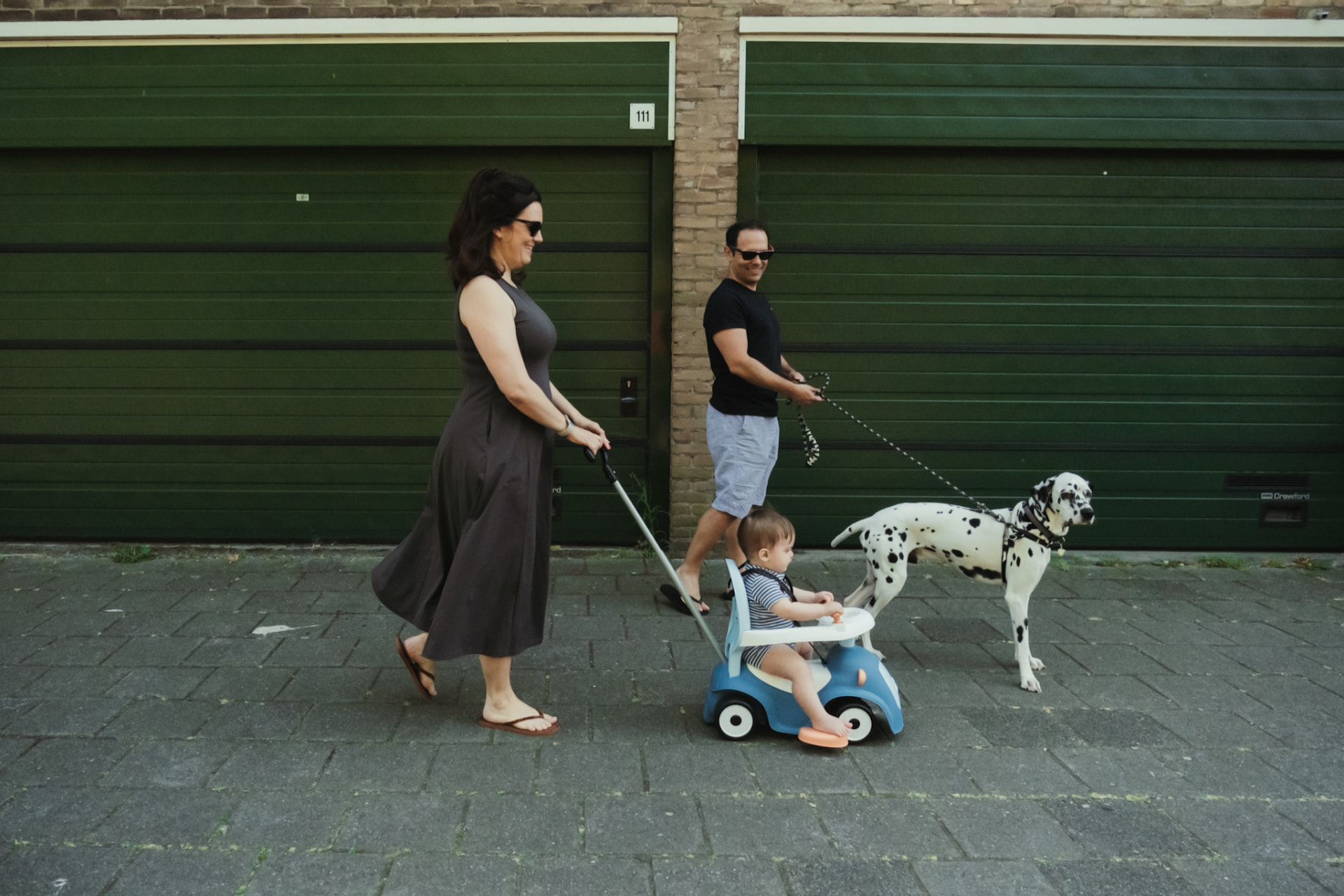 Luana, o marido, o filho e o cachorro na rua