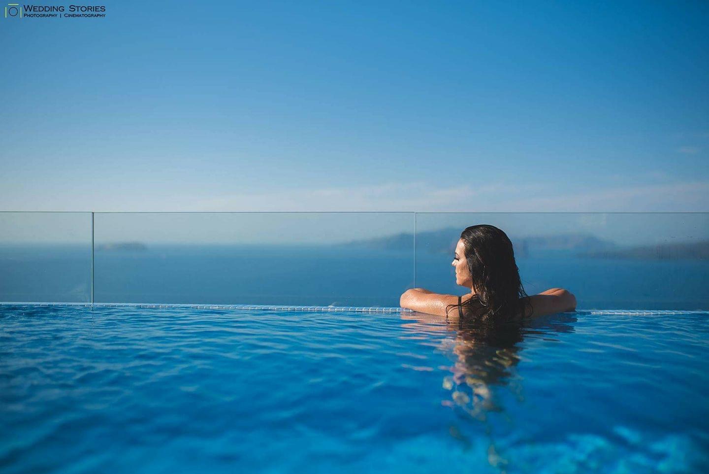 Luana numa piscina de borda infinita olhando o mar