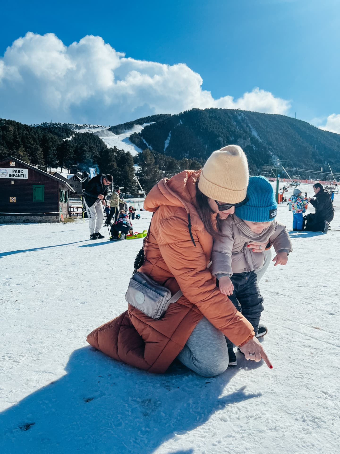 Luana na neve com o filho
