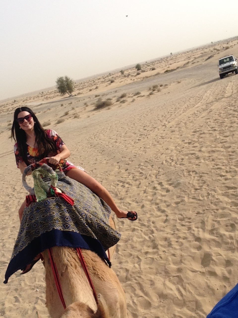 Luana montada num camelo no deserto