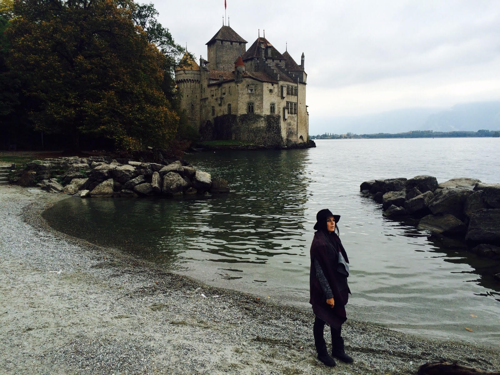 Luana diante do Castelo de Chillon